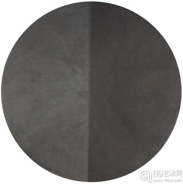 灰尘160223 dust160223张振宇，画面经过反复落灰、打磨、抛光，形成镜面效果，直径250cm，2016年