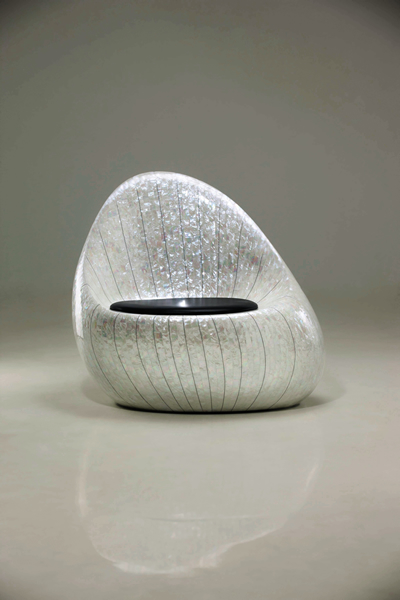 姜明善（Kang Myung Sun）《闪耀 2013－10》2013 年作，此作为唯一一件黑漆、珍珠母镶嵌于木