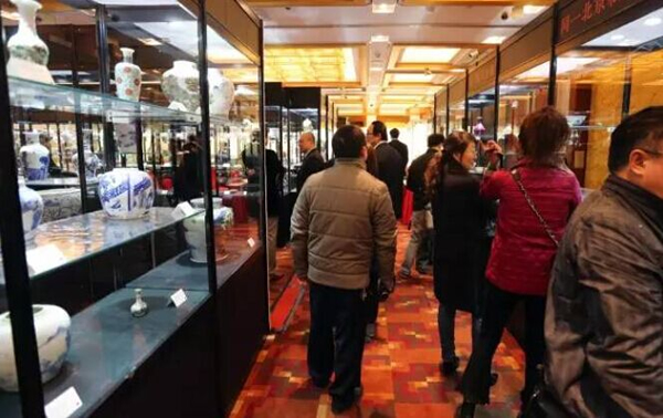 明末清初瓷器专场展区，共甄选明万历至清雍正瓷器精品百余件