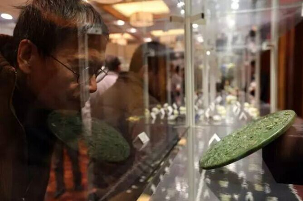 玉器工艺品专场共有玉石、珠宝、各类工艺品近七百件，品种多样，估价合理