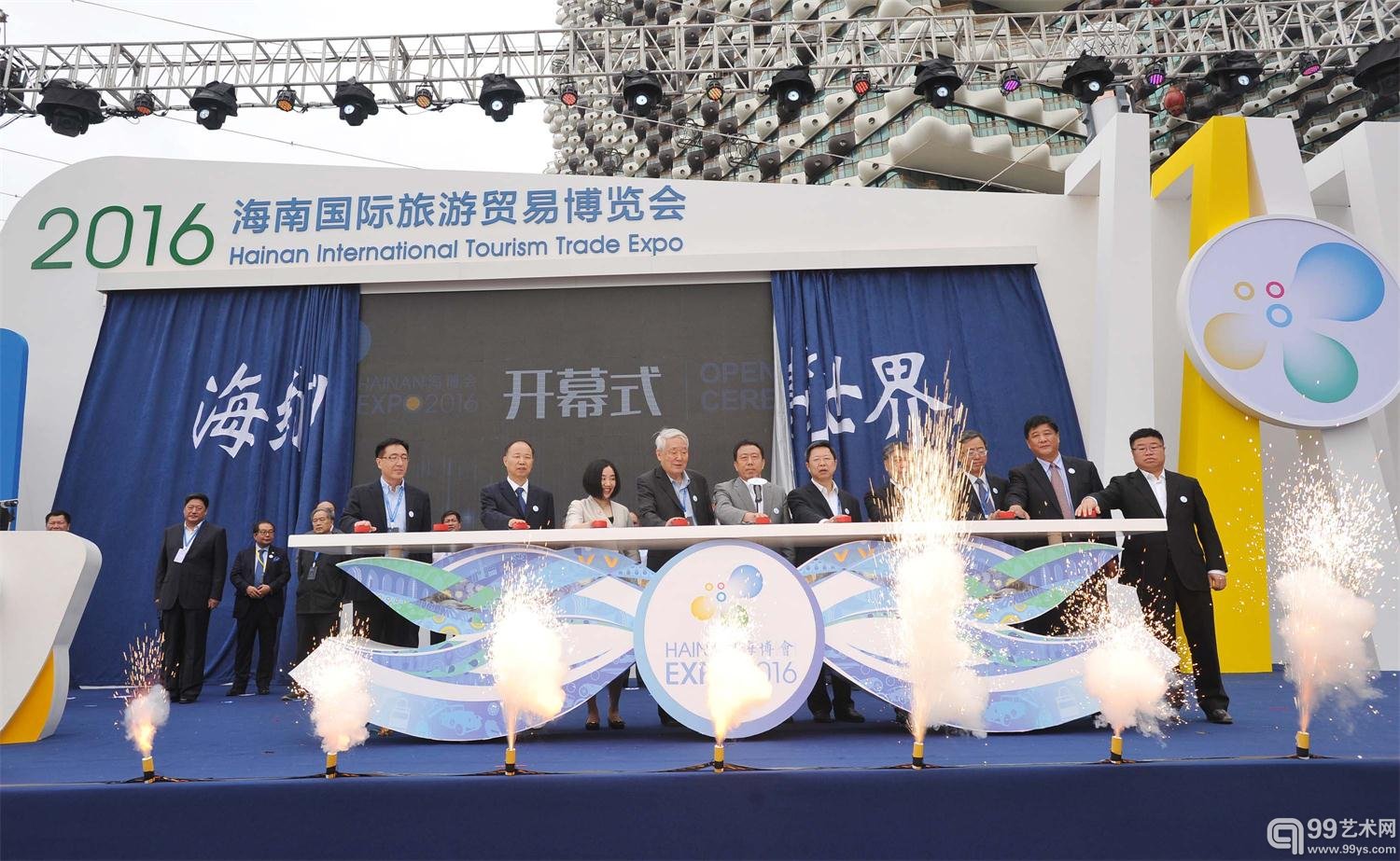 01海南省副省长李国梁（左5）宣布海博会开幕并与嘉宾们共同启动按钮