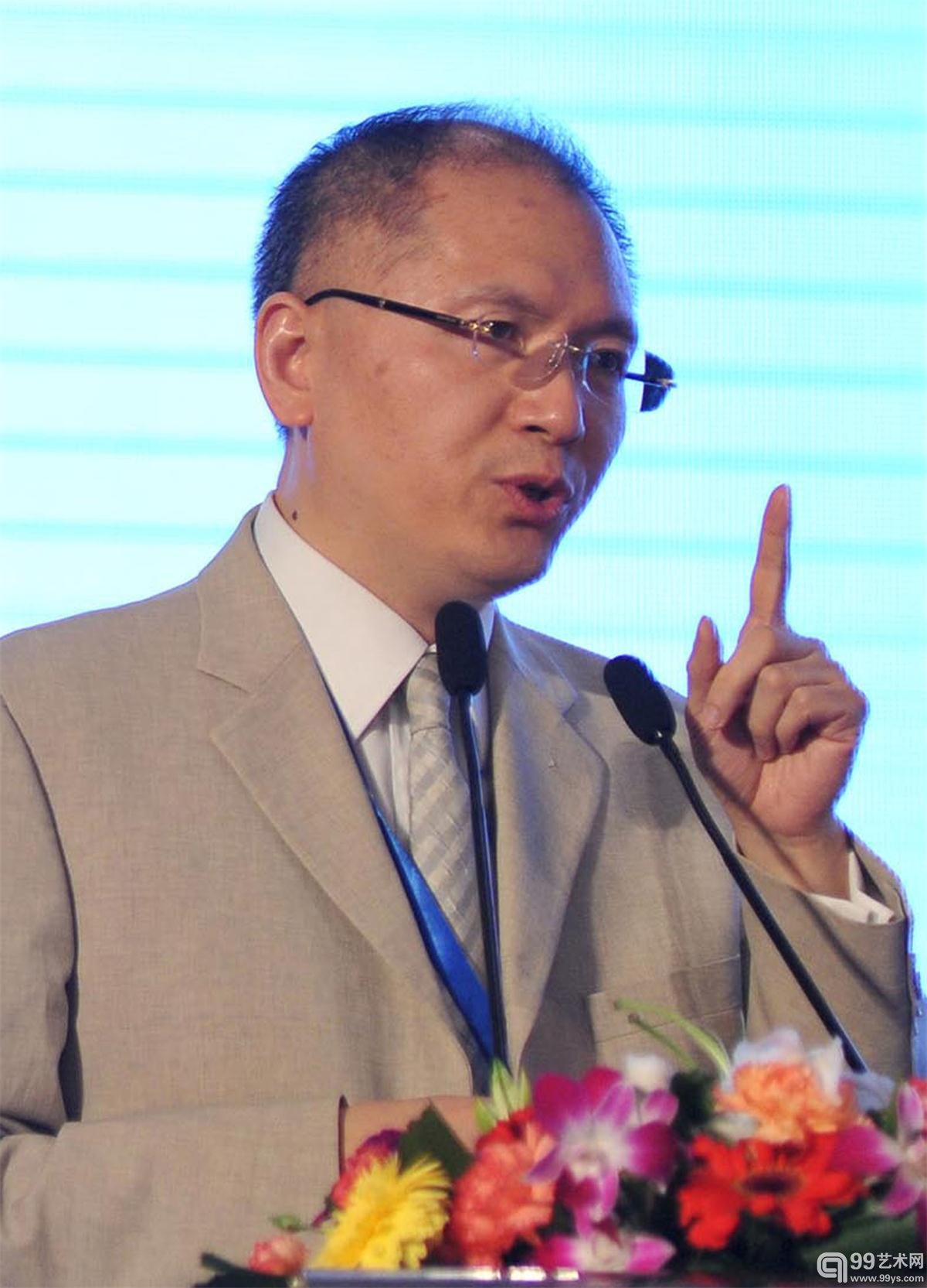 国龙文产投资集团董事长陆兴东