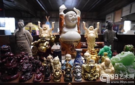 许多藏品来自东哈莱姆地区，那里是西班牙裔占多数的地区，也是莫利纳出生和至今居住的地方。