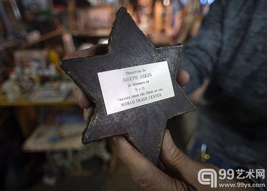莫利纳最喜欢的东西是大卫之星雕刻，它是利用世贸中心双子塔中找到的金属制作而成的。