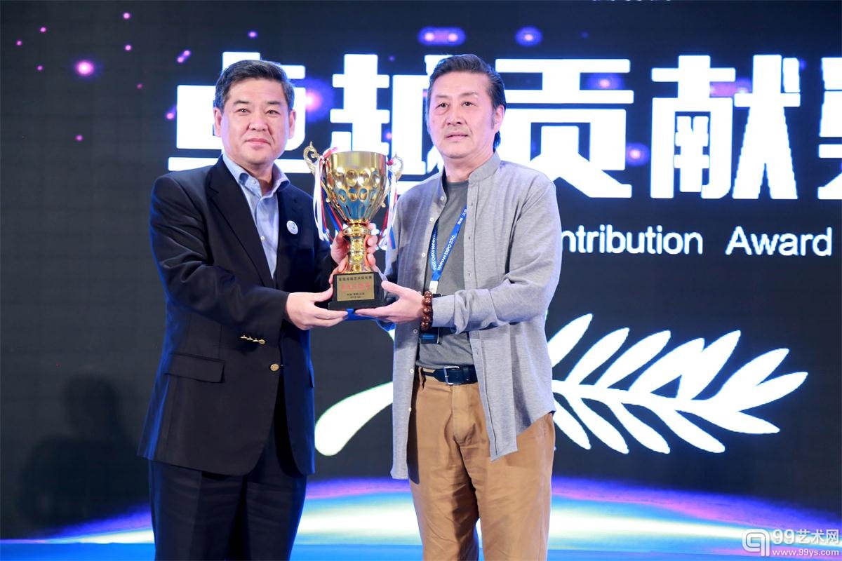 三亚市副市长李柏青（左）为获得卓越贡献奖的佟瑞敏颁奖