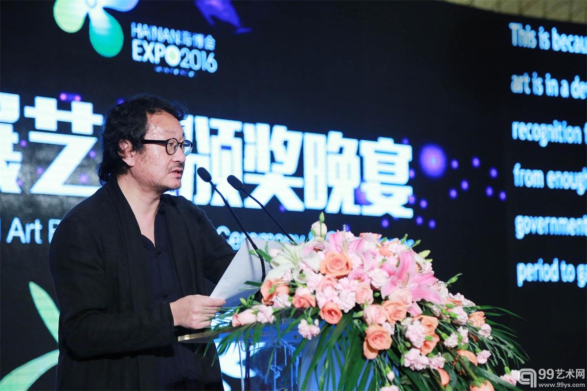 两江学者张强在颁奖活动上致辞