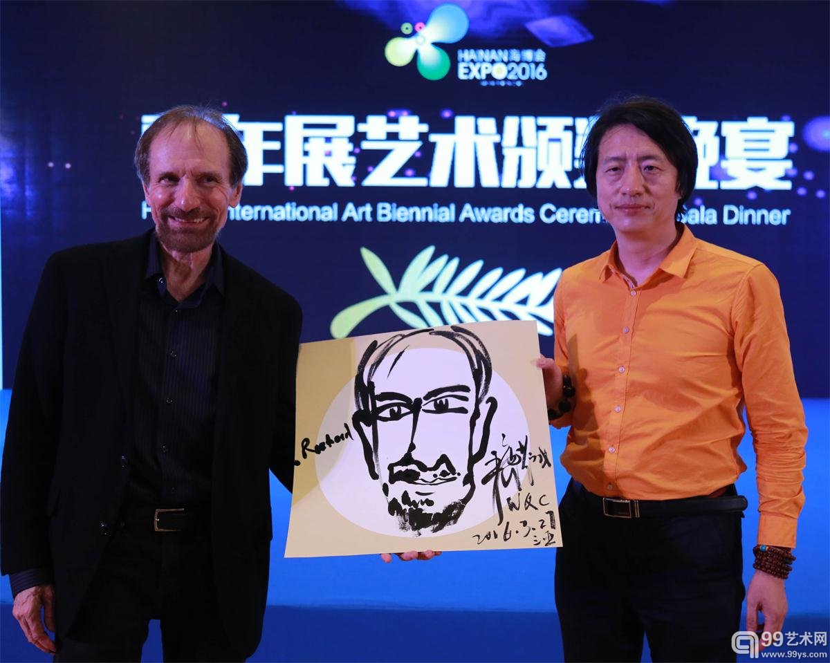 青年画家王麒诚（左）向美国艺术杂志主编理查德·凡赠送肖像绘画作品