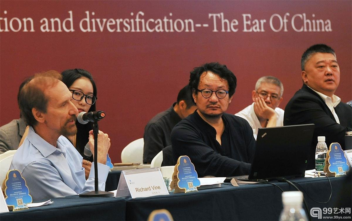 02A美国艺术杂志主编理查德·凡（左）在论坛上发言