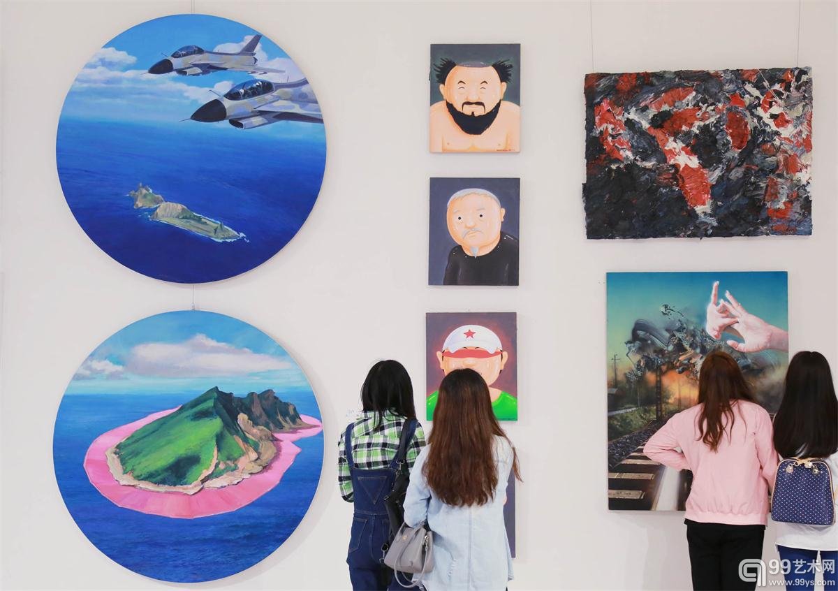 观众在海博会艺术时光展前驻足