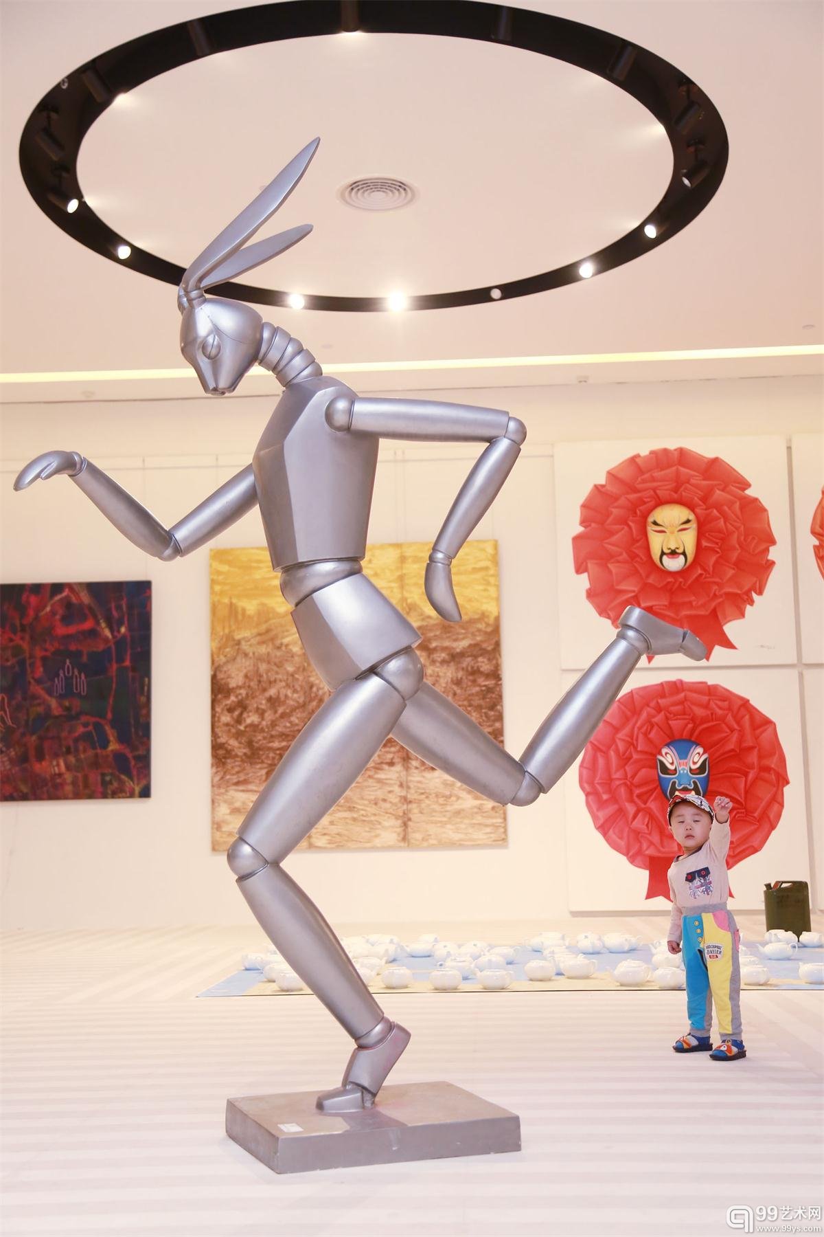 一个小朋友在雕塑作品前玩耍
