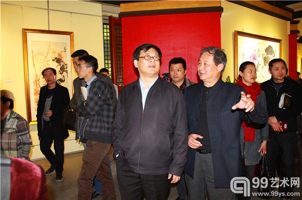 汤立老师陪同徐里先生参观画展