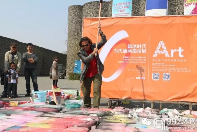 参展艺术家进行破冰