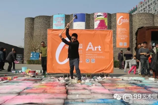 参展艺术家进行破冰