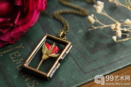 藏在玻璃器皿中的花朵植物手工作品美图