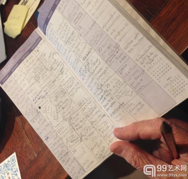 江似虹掏出写得密密麻麻的记事本，里面用铅笔记着朋友们的电话和每天要做的事情。