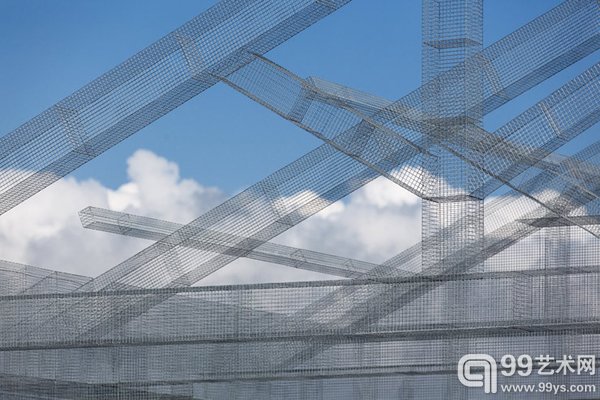 意大利场景雕塑家Edoardo Tresoldi凭借其惊人想象力，使用数千立方英尺金属丝在意大利南部港口城市Siponto还原了一座早期基督教堂。这座高耸起的建筑雕塑唤起人们失去已久的圣地。