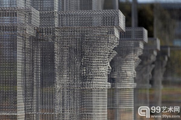 意大利场景雕塑家Edoardo Tresoldi凭借其惊人想象力，使用数千立方英尺金属丝在意大利南部港口城市Siponto还原了一座早期基督教堂。这座高耸起的建筑雕塑唤起人们失去已久的圣地。