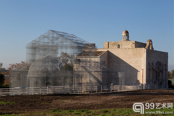 意大利场景雕塑家Edoardo Tresoldi凭借其惊人想象力，使用数千立方英尺金属丝在意大利南部港口城市Siponto还原了一座早期基督教堂。这座高耸起的建筑雕塑唤起人们失去已久的圣地。