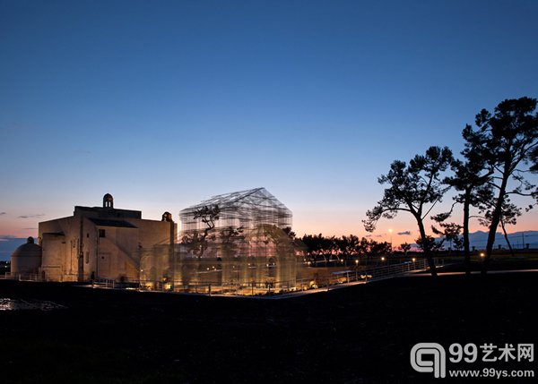 意大利场景雕塑家Edoardo Tresoldi凭借其惊人想象力，使用数千立方英尺金属丝在意大利南部港口城市Siponto还原了一座早期基督教堂。这座高耸起的建筑雕塑唤起人们失去已久的圣地。