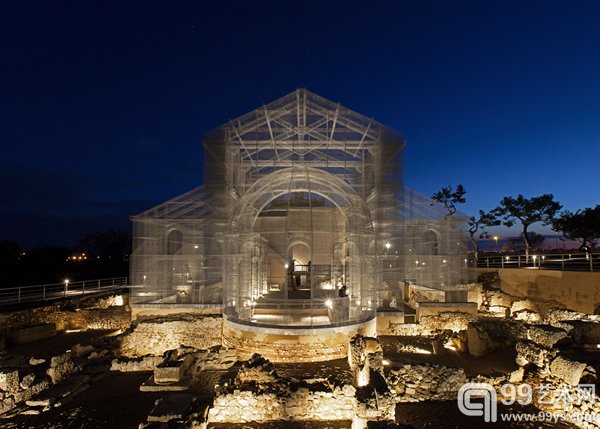 意大利场景雕塑家Edoardo Tresoldi凭借其惊人想象力，使用数千立方英尺金属丝在意大利南部港口城市Siponto还原了一座早期基督教堂。这座高耸起的建筑雕塑唤起人们失去已久的圣地。