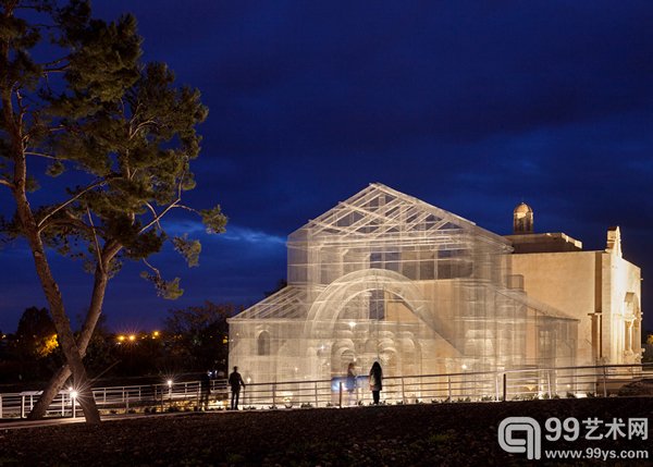 意大利场景雕塑家Edoardo Tresoldi凭借其惊人想象力，使用数千立方英尺金属丝在意大利南部港口城市Siponto还原了一座早期基督教堂。这座高耸起的建筑雕塑唤起人们失去已久的圣地。