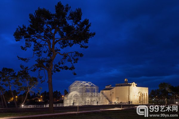 意大利场景雕塑家Edoardo Tresoldi凭借其惊人想象力，使用数千立方英尺金属丝在意大利南部港口城市Siponto还原了一座早期基督教堂。这座高耸起的建筑雕塑唤起人们失去已久的圣地。