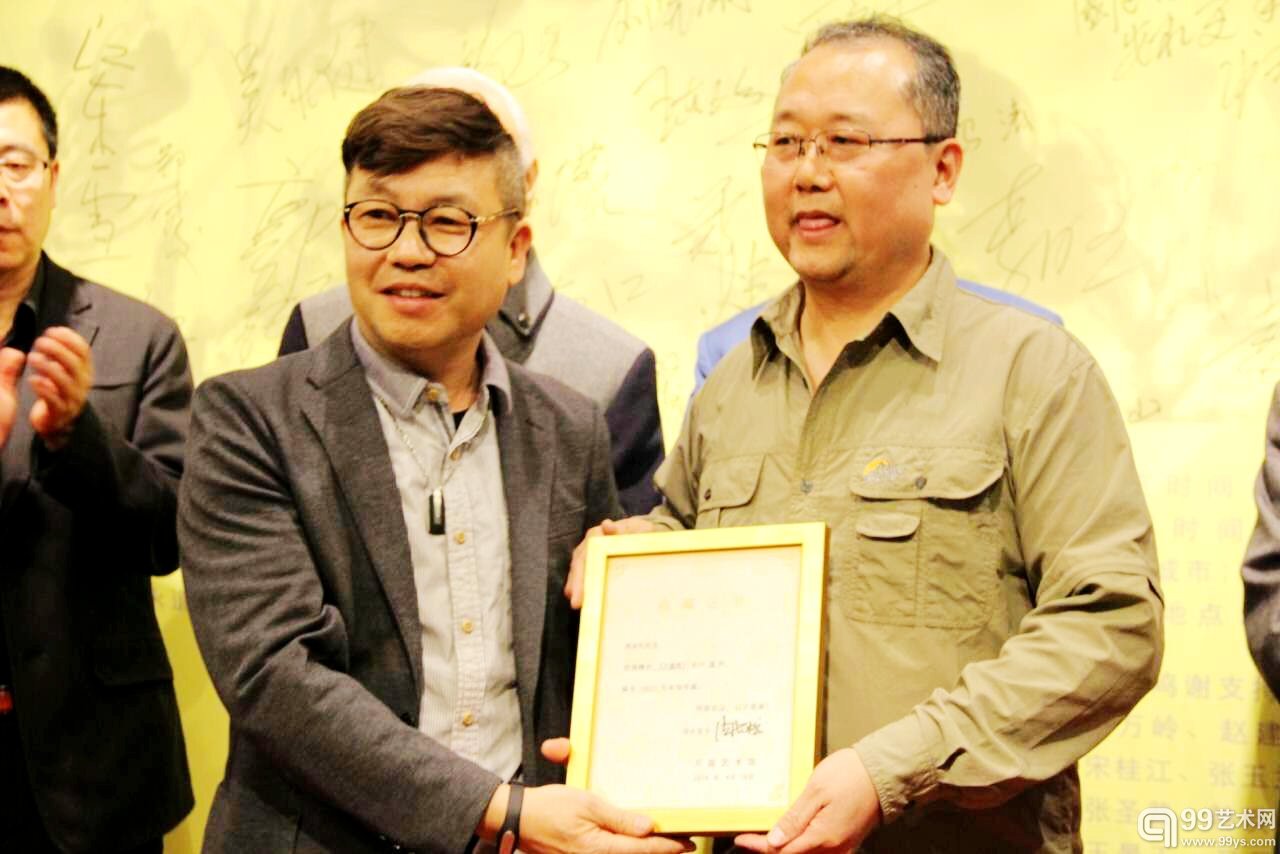 万国艺术馆馆长商长松颁发收藏证书