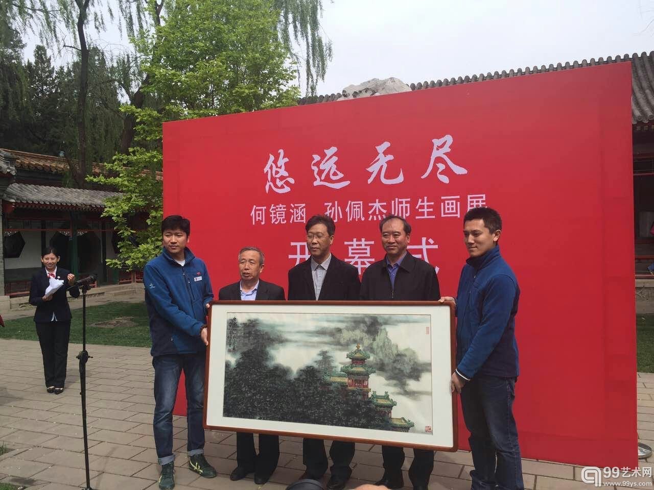 画家孙佩杰向画展主办方捐赠作品