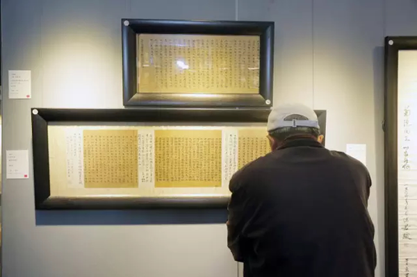            藏家在古籍善本展区研读