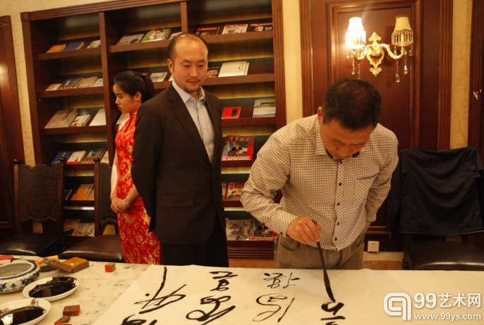 著名书法家宰令石正在进行书法创作