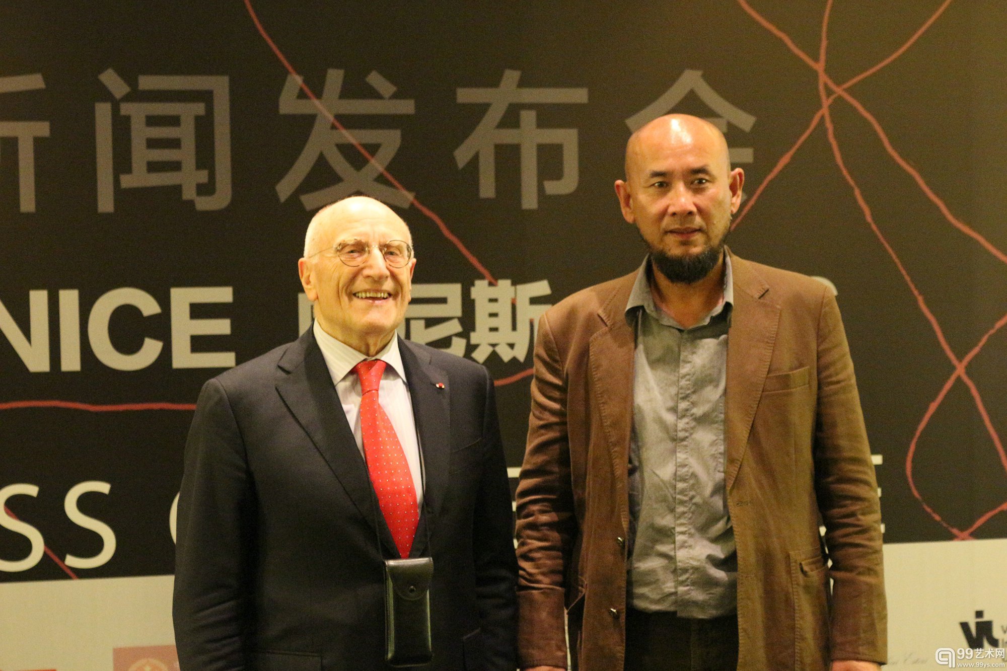 策展人、意大利对外贸易委员会会长Umberto Vattani与艺术家秦风