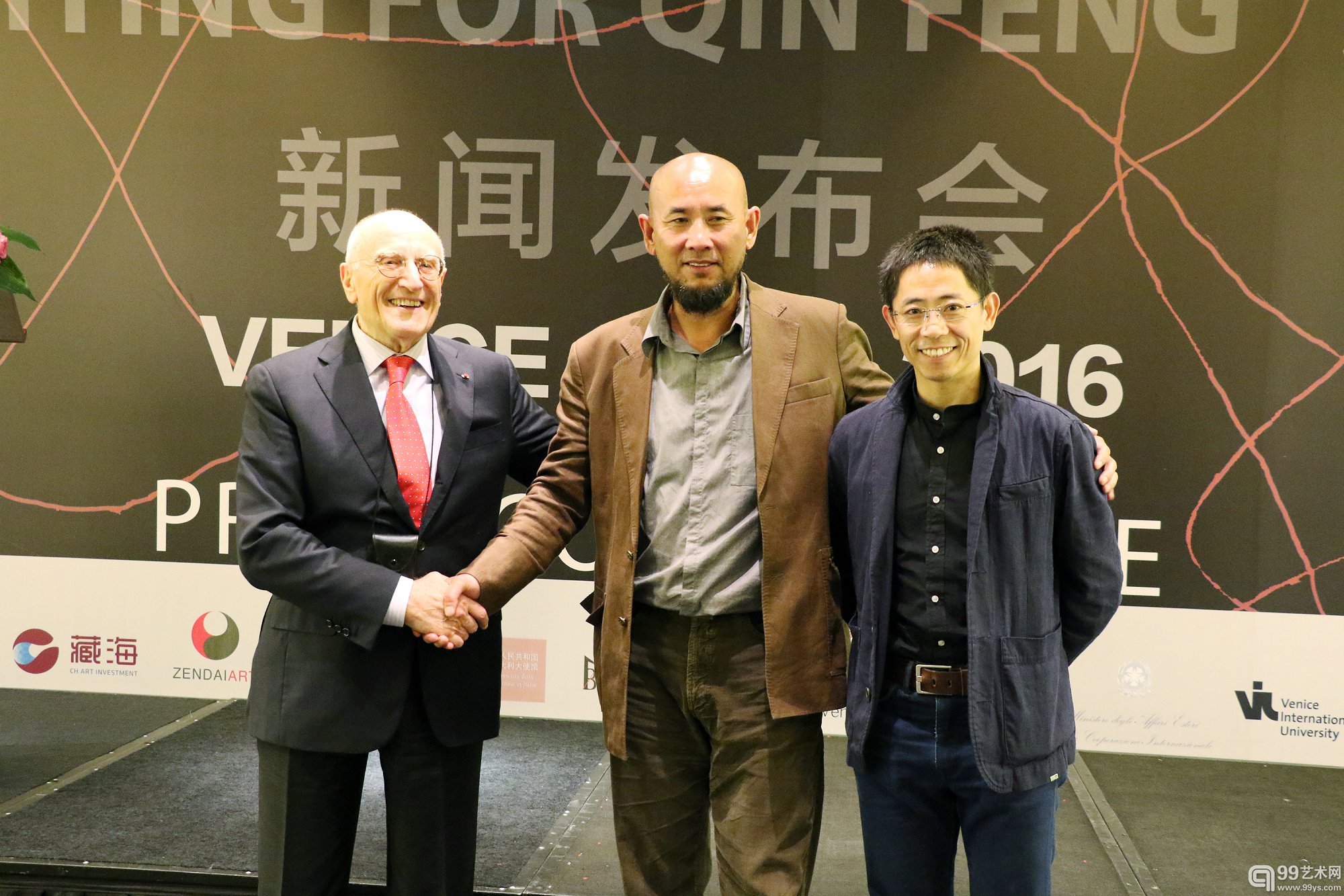 左起策展人Umberto Vattani,艺术家秦风，艺术顾问粟多壮