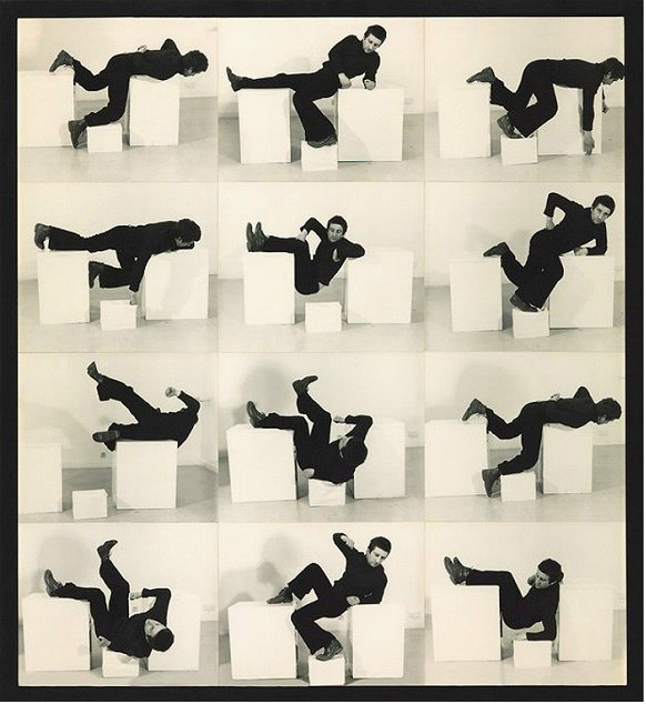 布鲁斯·麦克林在1971年创作的 Pose Work for Plinths 3