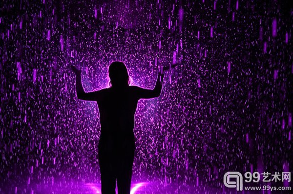 艺术组合兰登国际用正在洛杉矶郡立美术馆展出的其作品《雨屋》和观众一起做了场悼念。