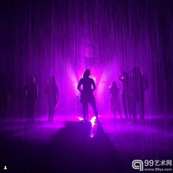 艺术组合兰登国际用正在洛杉矶郡立美术馆展出的其作品《雨屋》和观众一起做了场悼念。