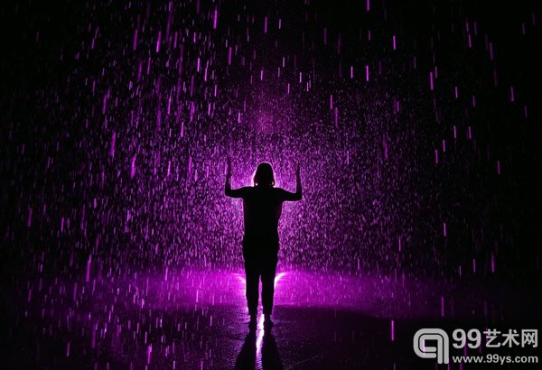 艺术组合兰登国际用正在洛杉矶郡立美术馆展出的其作品《雨屋》和观众一起做了场悼念。