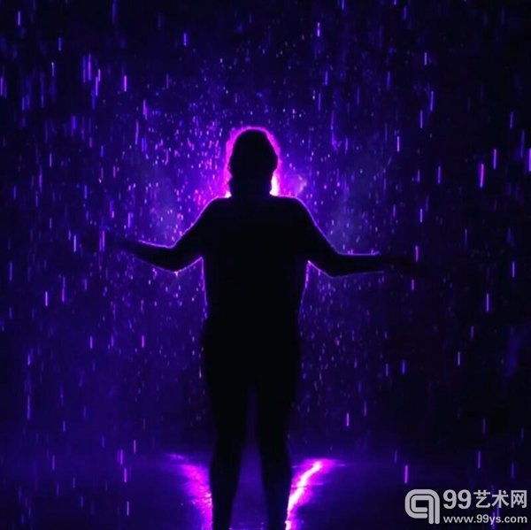 艺术组合兰登国际用正在洛杉矶郡立美术馆展出的其作品《雨屋》和观众一起做了场悼念。