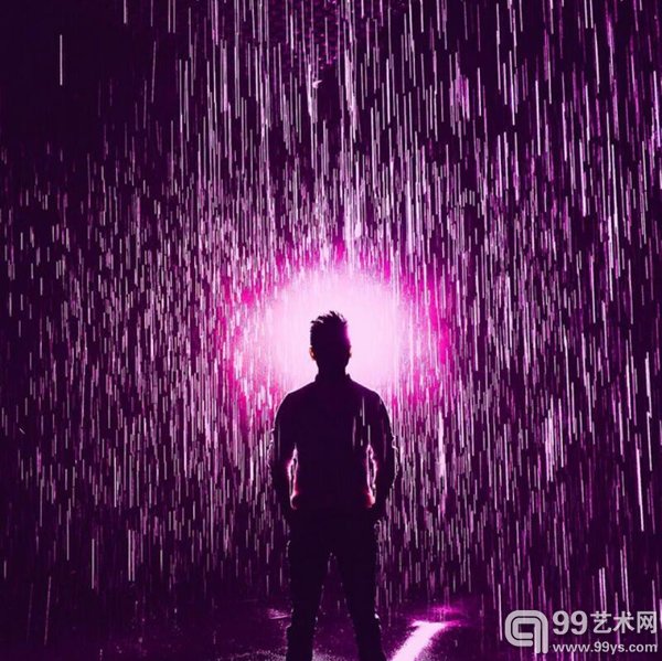 艺术组合兰登国际用正在洛杉矶郡立美术馆展出的其作品《雨屋》和观众一起做了场悼念。