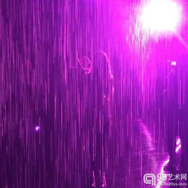 艺术组合兰登国际用正在洛杉矶郡立美术馆展出的其作品《雨屋》和观众一起做了场悼念。
