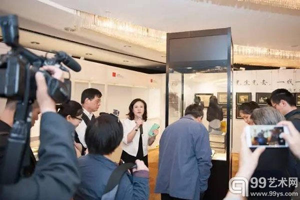 此次巡展古籍板块展品--被誉为`印谱之冠，印学之宗`的《十钟山房印举》稿本，中国嘉德古籍部高级业务经理宋皓为嘉宾导读