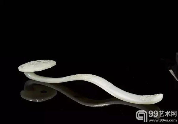 清白玉人物如意 参阅:故宫博物院编,《清代宫廷包装艺术》,紫禁城出版社,2000年,第243页。L:43.8cm