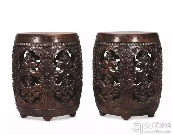 清 紫檀西番莲纹鼓墩一对 参阅:《故宫博物馆藏明清家俱全集6·凳墩》,紫禁城出版社,P246。 展览:龙美术馆盛清的世界— 康雍乾宫廷艺术大展,2015年。 来源:美国Vallin gallery·Peter Rosenberg 旧藏。 H:46cm
