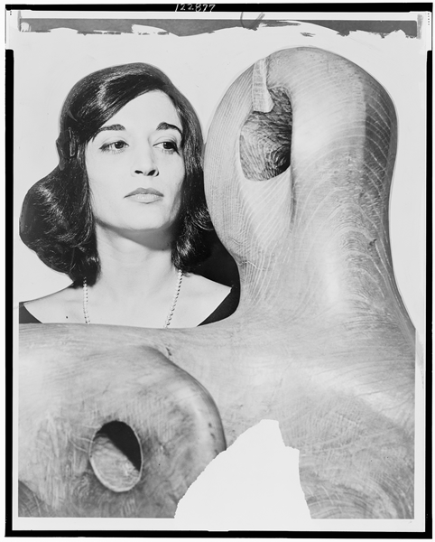艺术家玛丽索•埃斯科巴(Marisol Escobar)在亨利•摩尔的作品前，拍摄于1963年