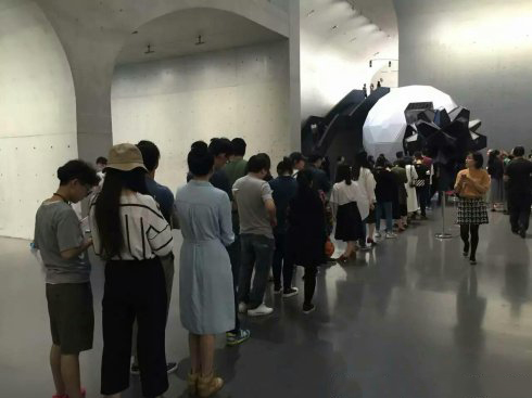 观众们排队进入西岸馆参观