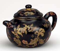 清乾隆 紫砂描金万寿如意吉庆有余纹茶壶《大清乾隆年制》 款