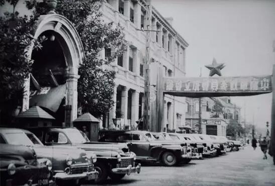 1950年2月5日，中南军政委员会在武汉成立，德明饭店成为办公大楼