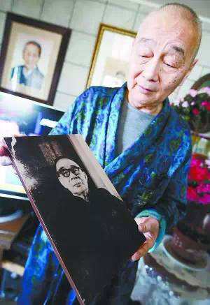 　　陈骧龙拿着父亲陈亦侯的照片向记者展示本报记者 方非摄
