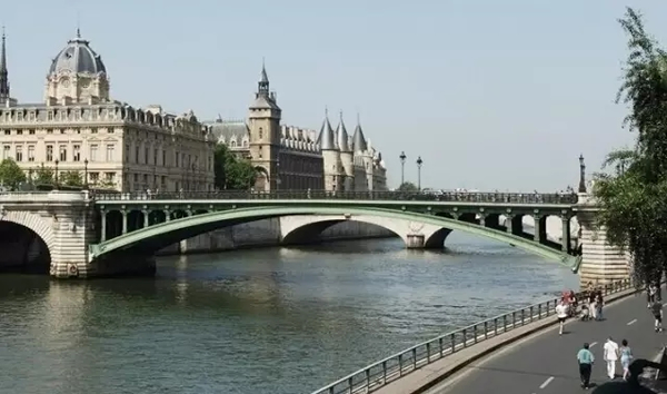 塞纳河一景