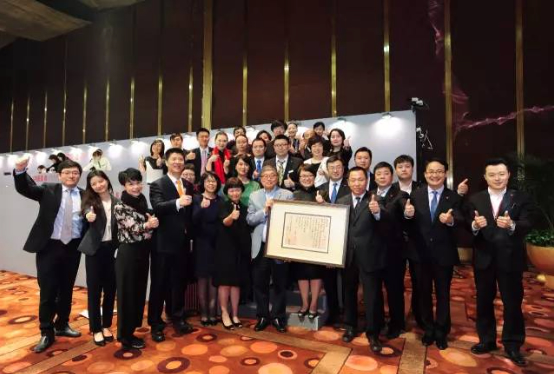 中国嘉德工作人员庆祝“大观之夜”成交再创新高