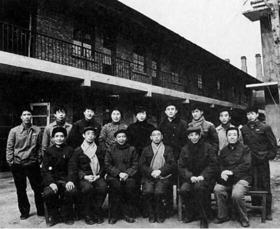 徐冰（后排左三）与老师同学合影